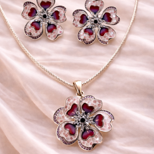 Mother of pearl floral silver pendant