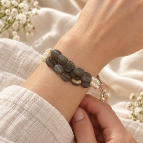 Labradorite and freshwater pearl bracelet with oval Labradorite stones